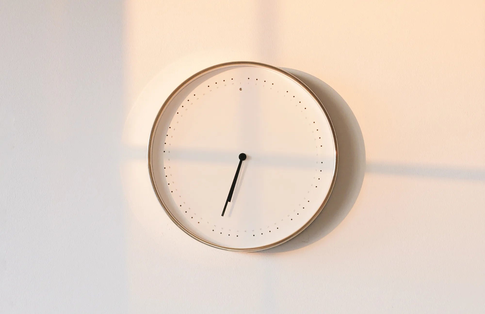 Clock showing 7 o&rsquo;clock, suggesting the best time of day to take probiotics